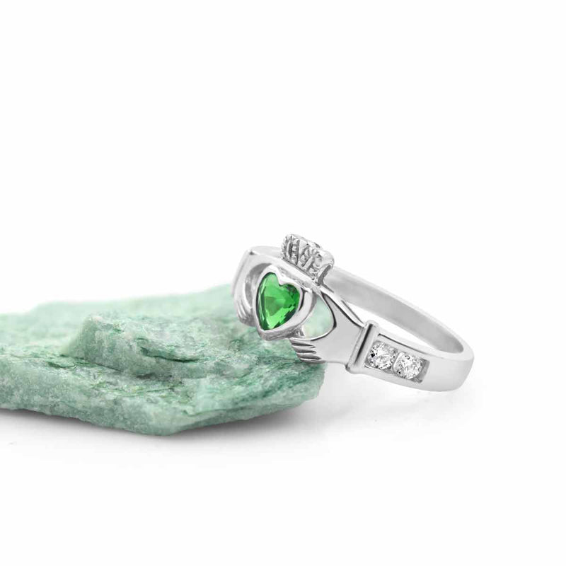 Anillo Claddagh de Esmeralda