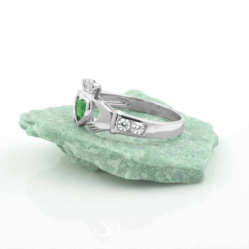 Anillo Claddagh de Esmeralda