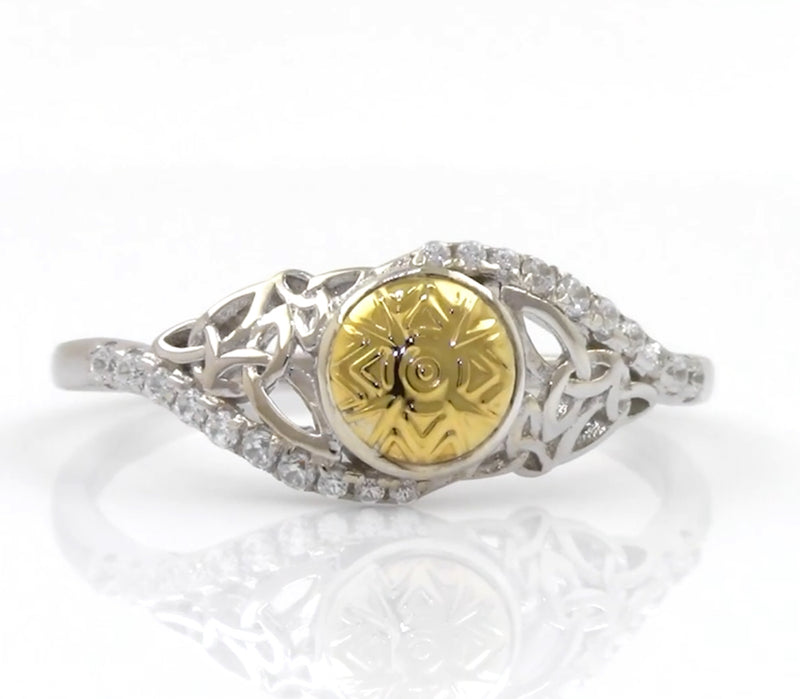 Anillo Trinidad Retorcida Solsticio con cuenta de oro de 18K