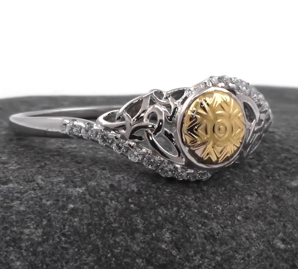 Anillo Trinidad Retorcida Solsticio con cuenta de oro de 18K