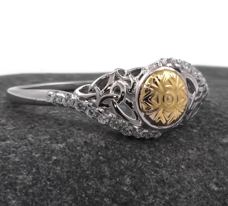 Anillo Trinidad Retorcida Solsticio con cuenta de oro de 18K