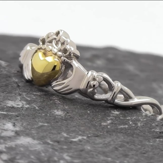 Anillo Claddagh con Corazón de Oro