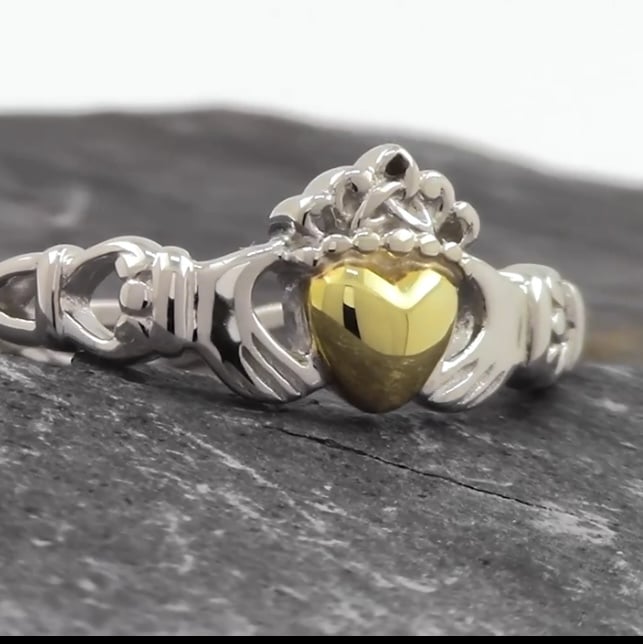 Anillo Claddagh con Corazón de Oro